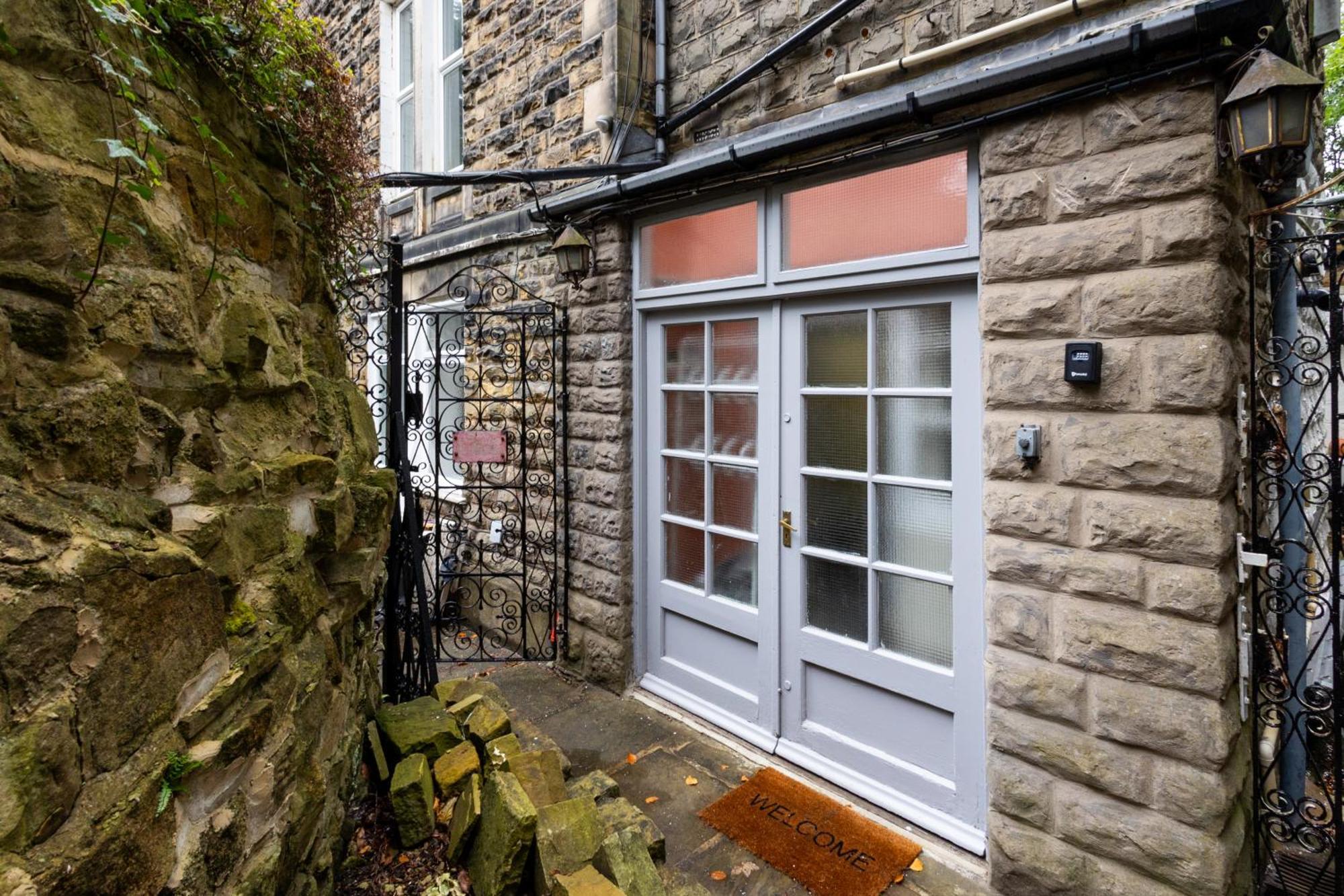 Spacious 3 Bedroom Ground Floor Apartment - 10 Mins From City Centre Leeds  Buitenkant foto