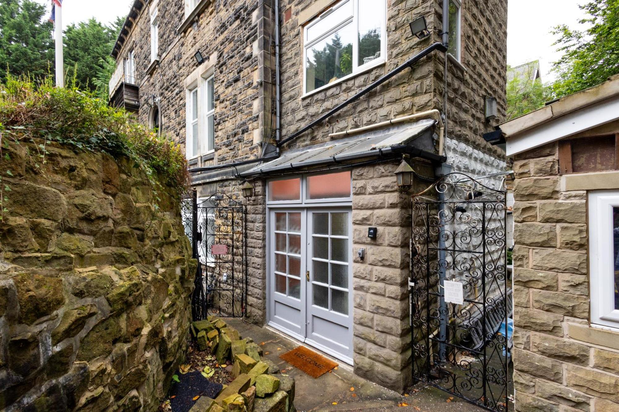 Spacious 3 Bedroom Ground Floor Apartment - 10 Mins From City Centre Leeds  Buitenkant foto