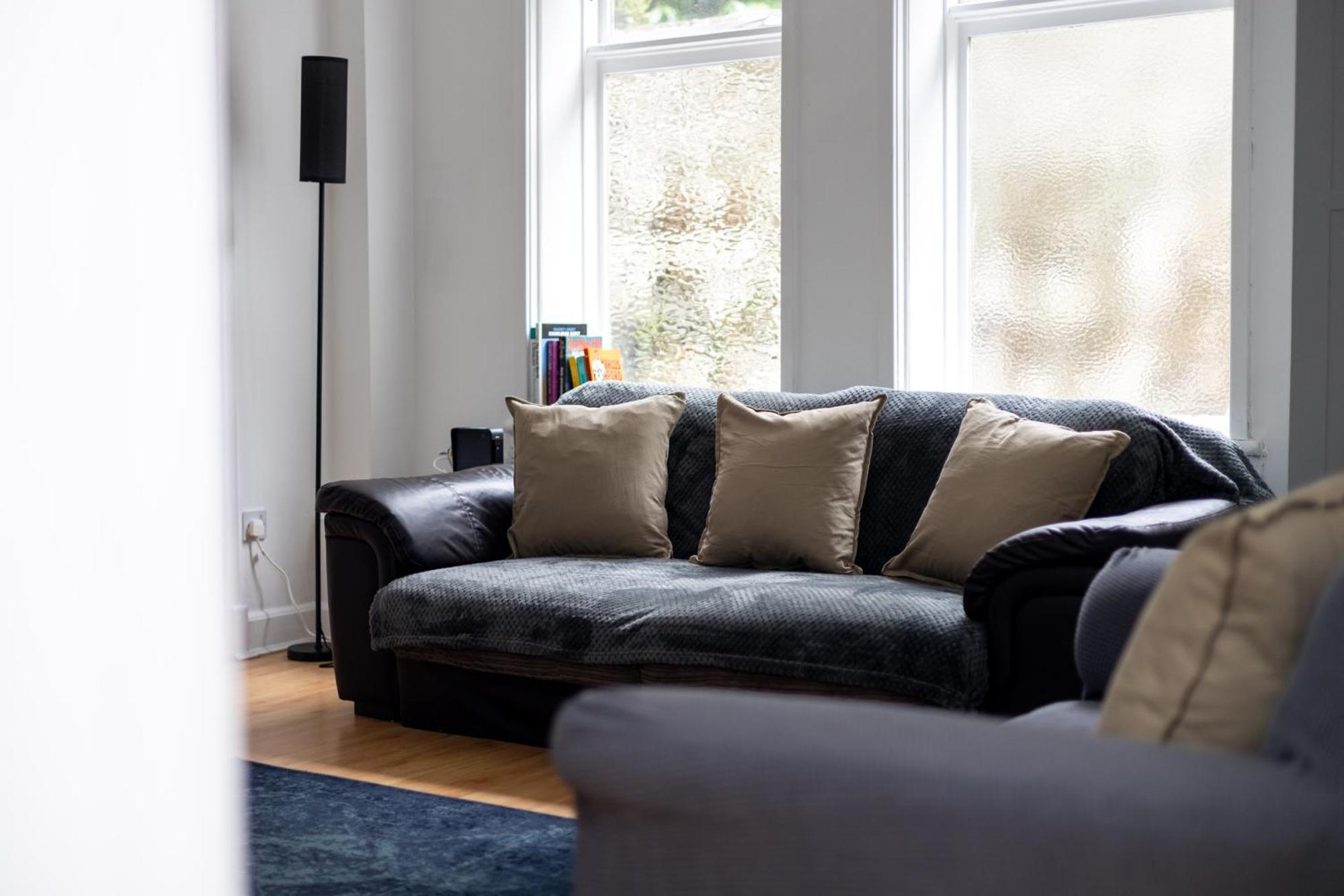 Spacious 3 Bedroom Ground Floor Apartment - 10 Mins From City Centre Leeds  Buitenkant foto