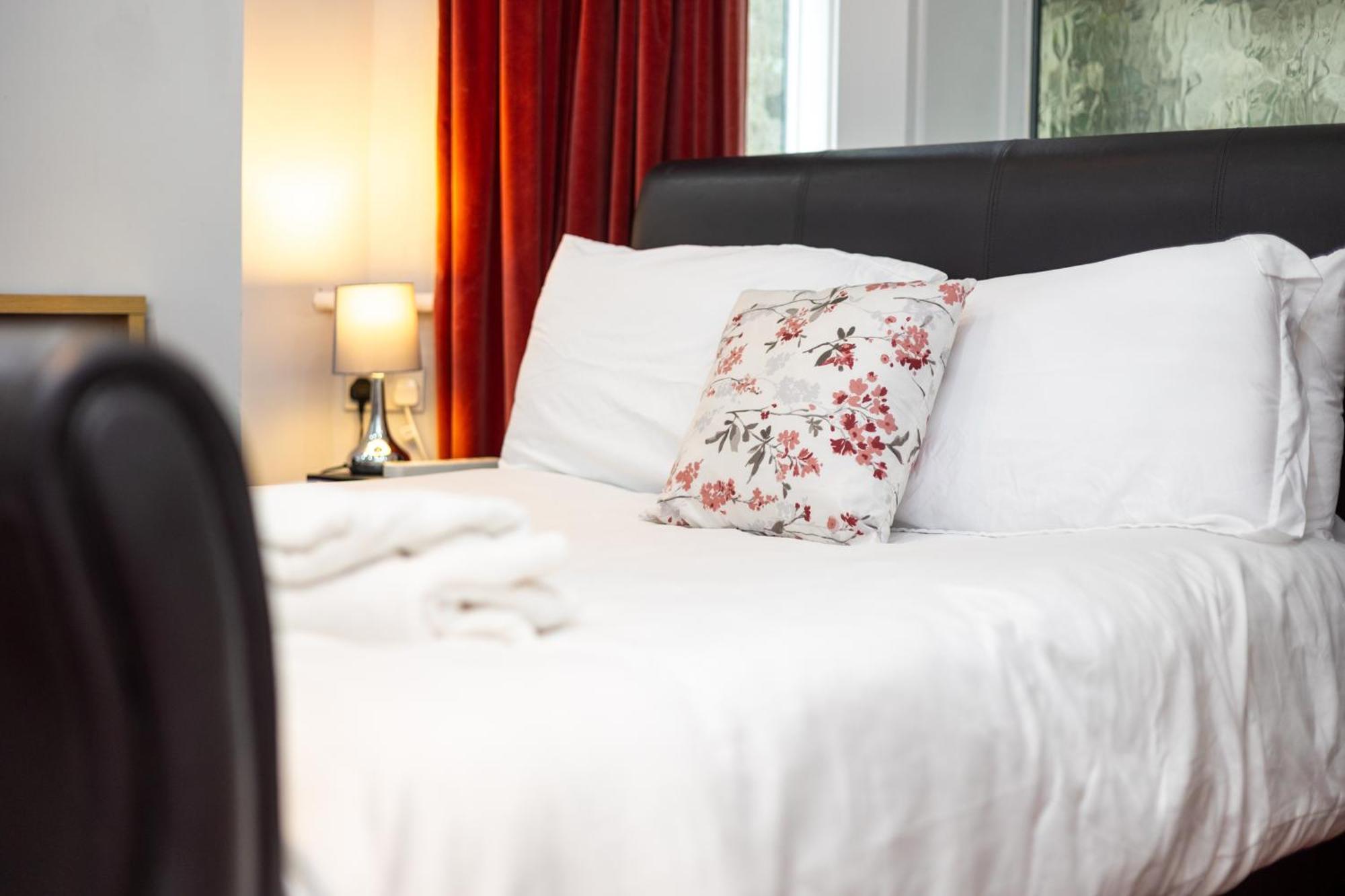 Spacious 3 Bedroom Ground Floor Apartment - 10 Mins From City Centre Leeds  Buitenkant foto