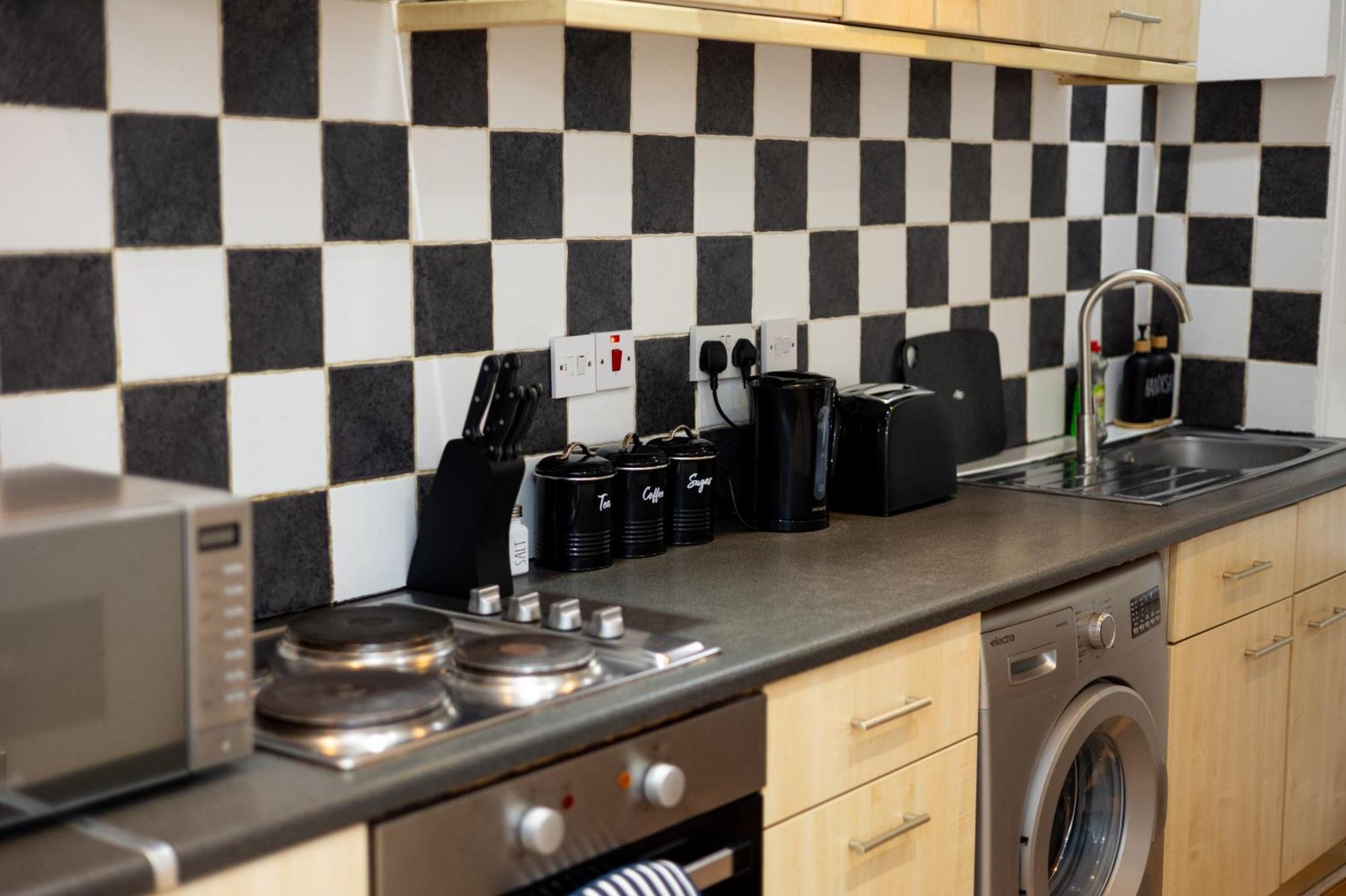 Spacious 3 Bedroom Ground Floor Apartment - 10 Mins From City Centre Leeds  Buitenkant foto