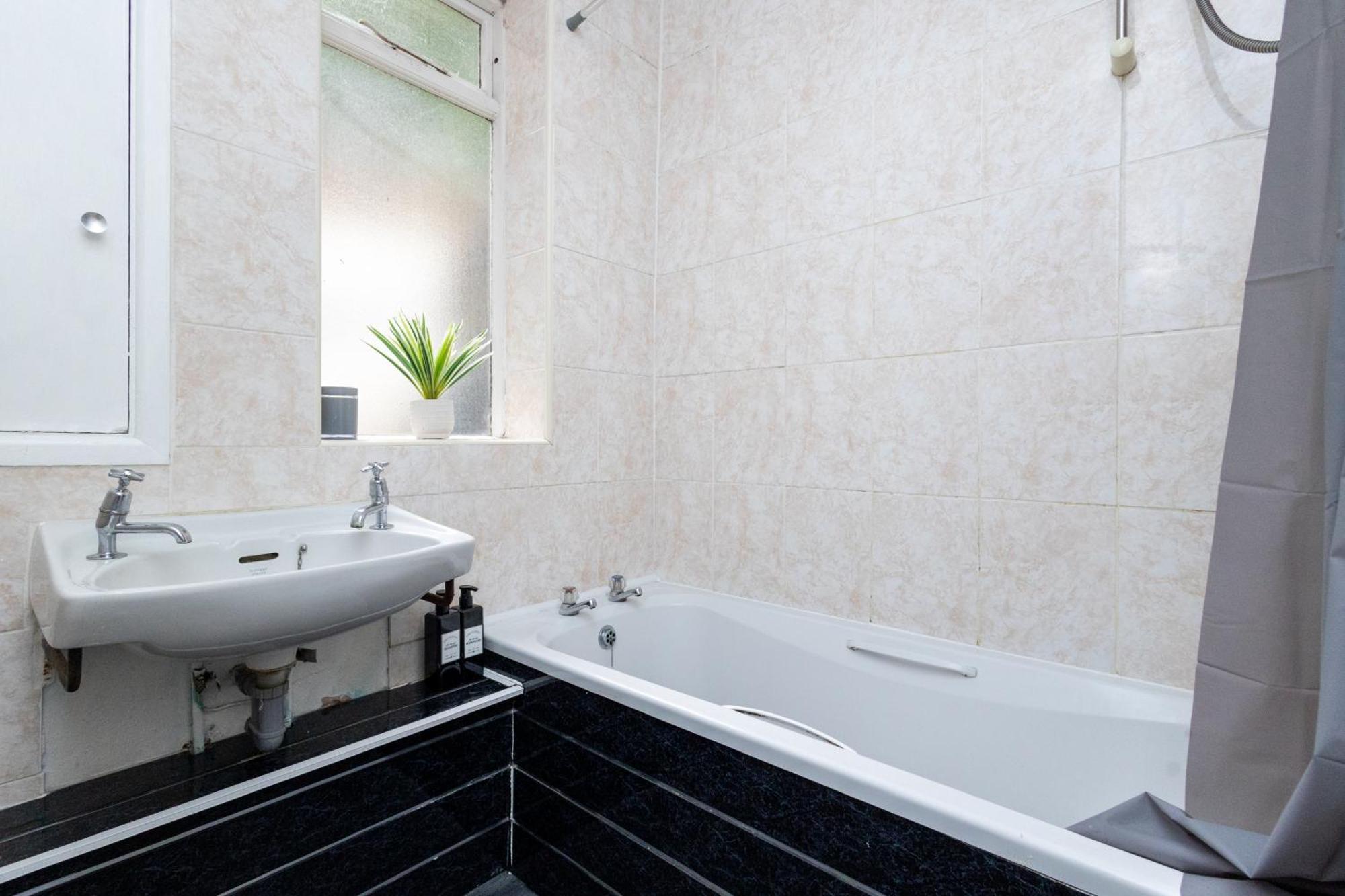 Spacious 3 Bedroom Ground Floor Apartment - 10 Mins From City Centre Leeds  Buitenkant foto